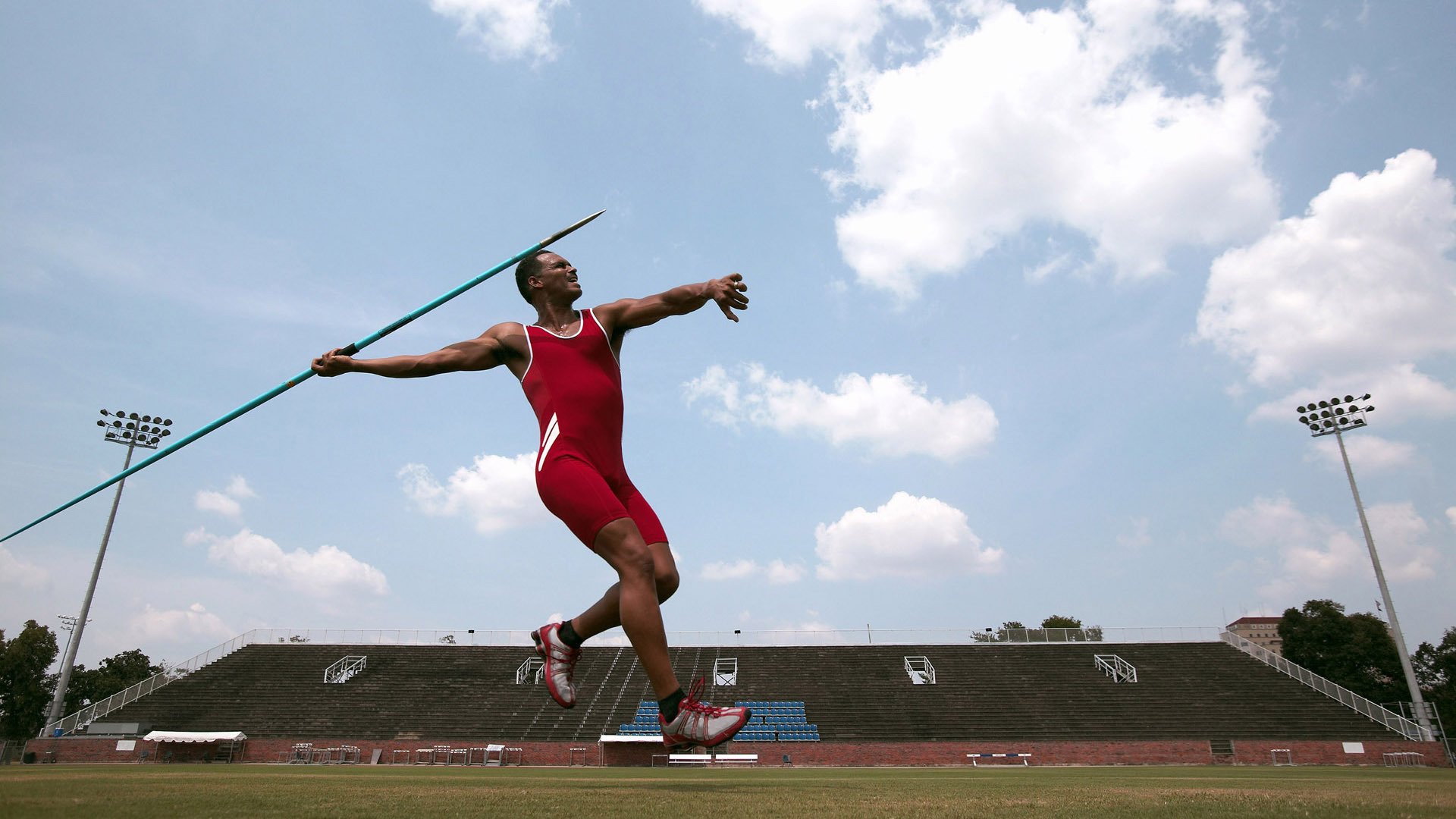 米兰体育app在线下载-新款滑雪服设计亮点，适应极寒环境保证运动员温暖与灵活，滑雪服装